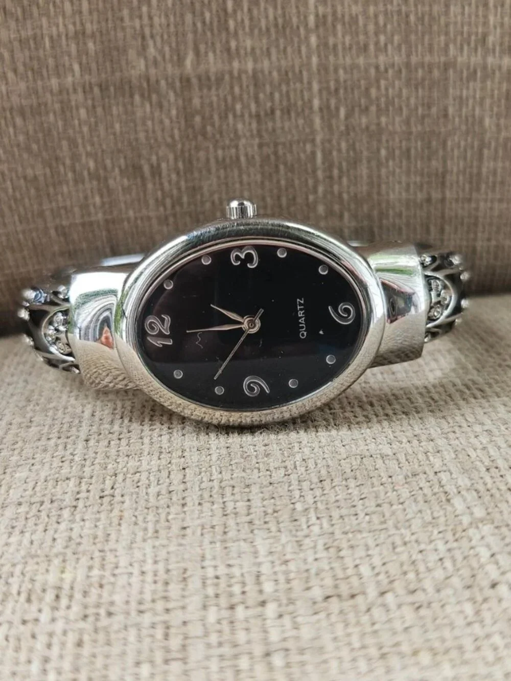 Fashion Women Wristwatch Black/Silver Tone Cuff Band Quartz Analog Watch Unbran